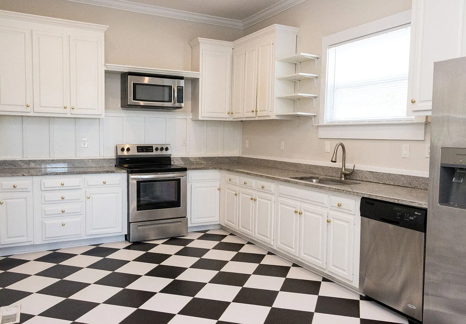 5 bed, 2.5 bath, 2051 sqft, $3,590 — Photo 2