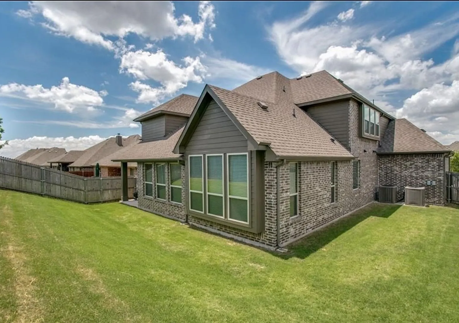 Spacious 4BR House in Melissa — Photo 2