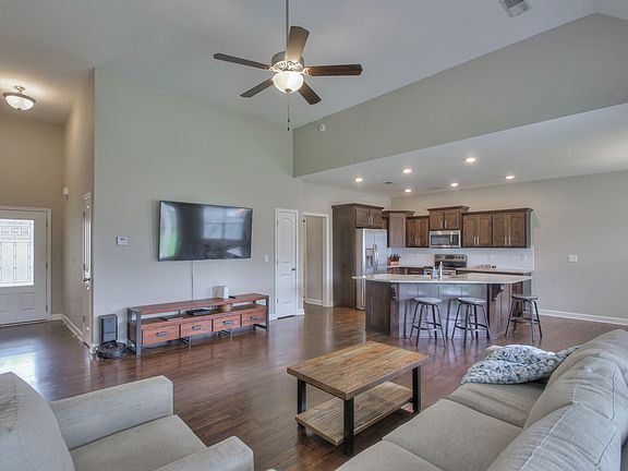 4th image of 303 Bountiful Dr