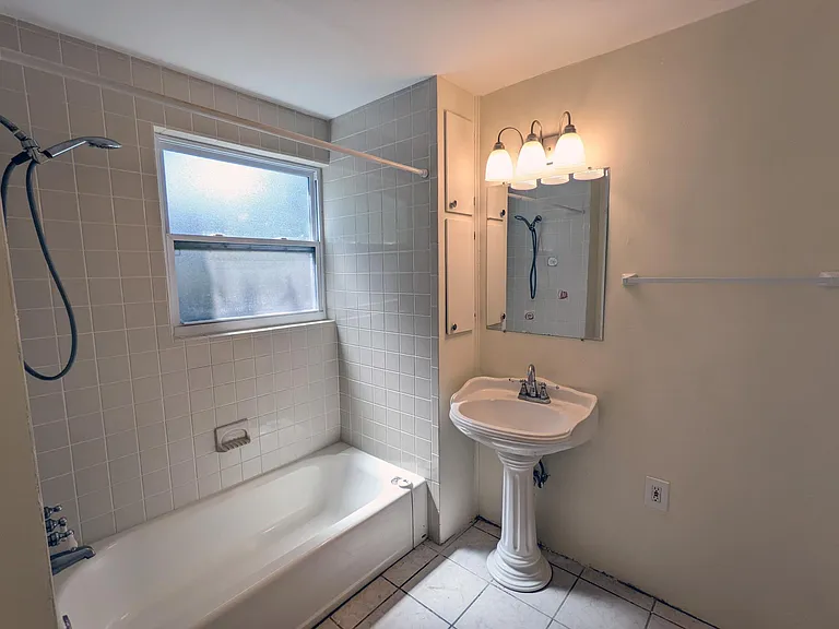 1005 Plaza St — Photo 8