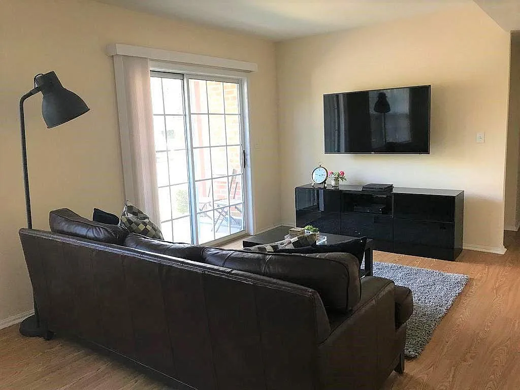 1403 Plymouth Rd — Photo 3