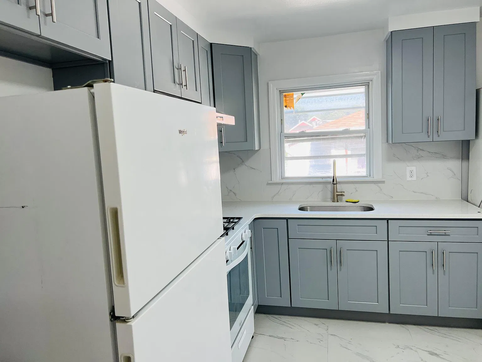 3 bed, 1100 sqft, $3,300 — Photo 2