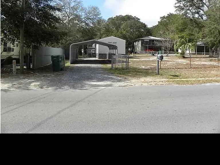 726 Lloyd St — Photo 13