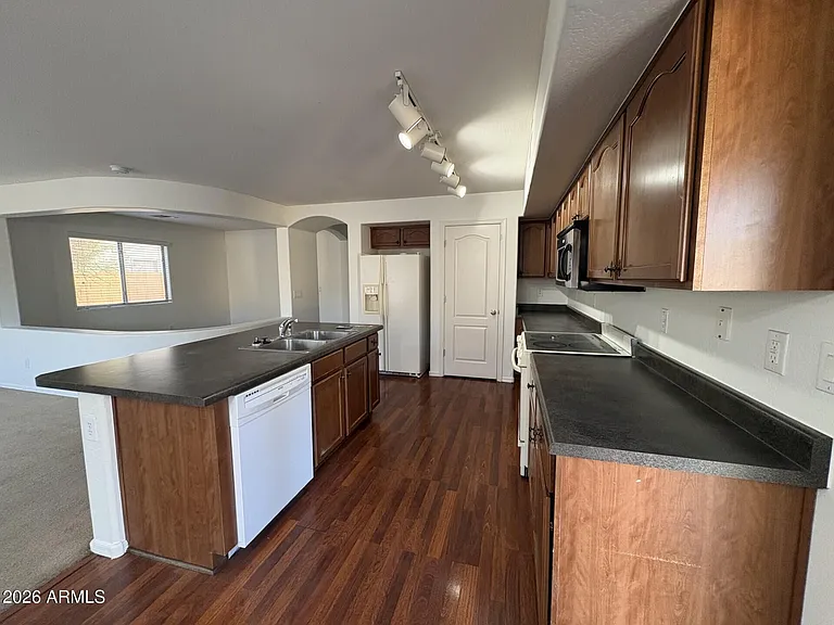 1381 E Laurel Pl — Photo 5
