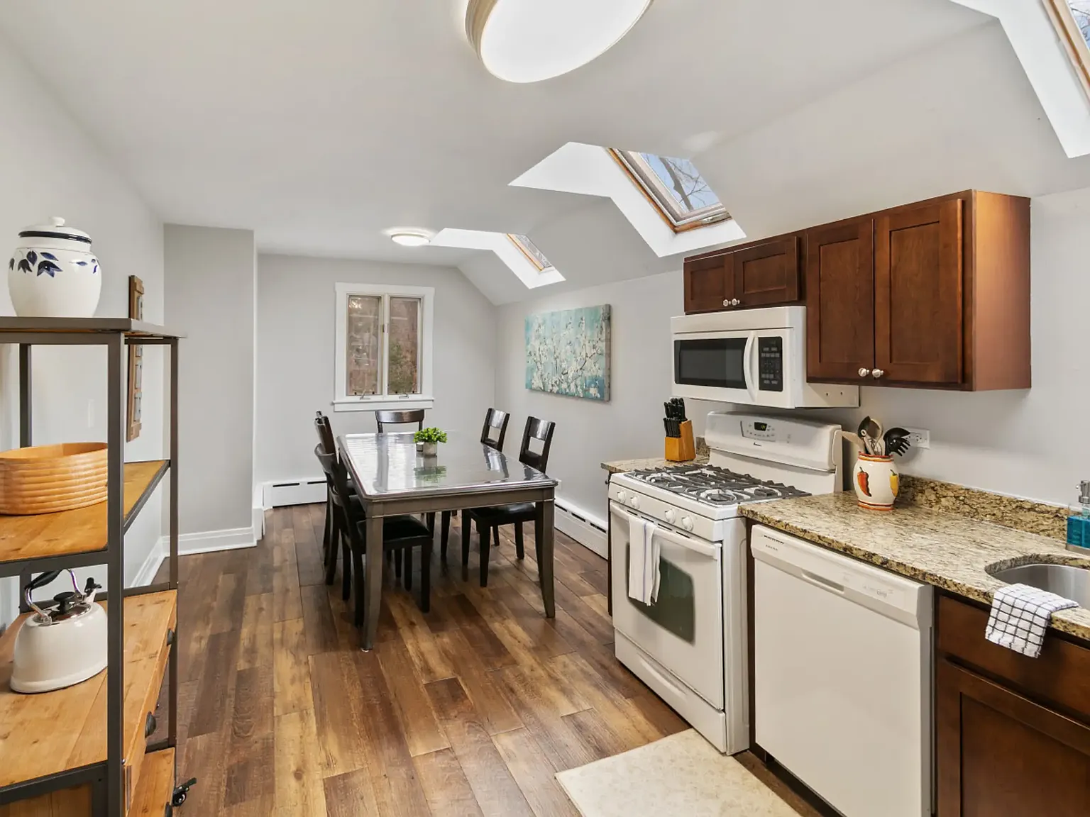 3 bed, 1300 sqft, $3,600 — Photo 4