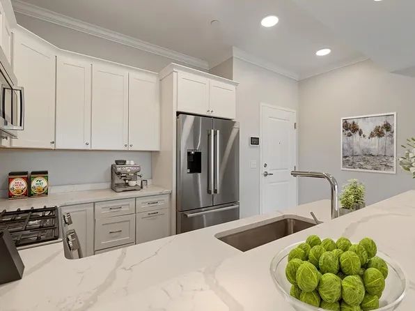 131 Eliot St #404, Milton, MA 02186