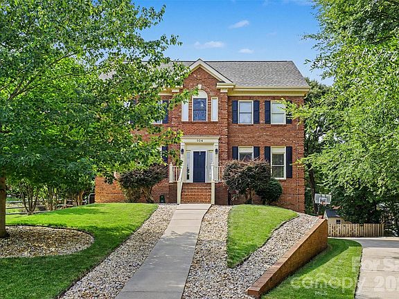 3rd image of 104 Southern Cross Ln