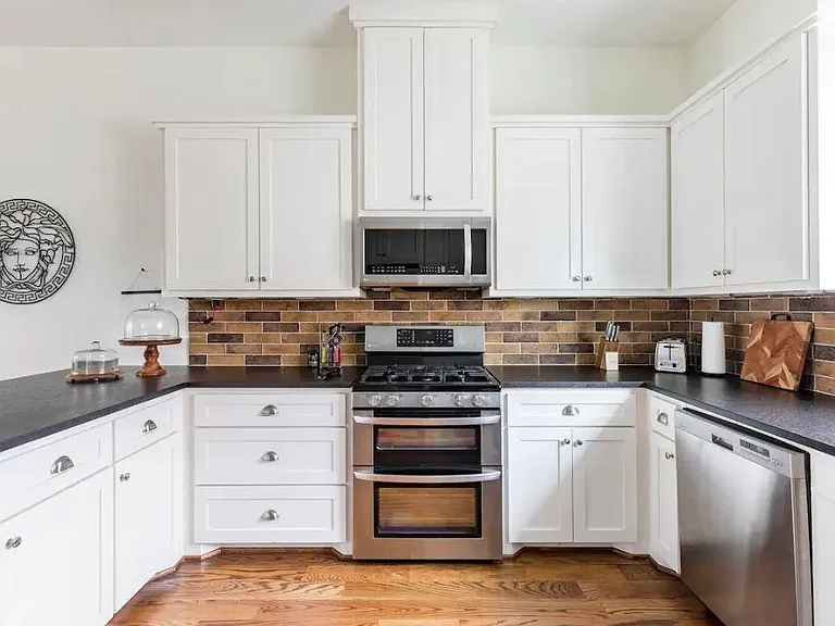 2525 Calumet St — Photo 2