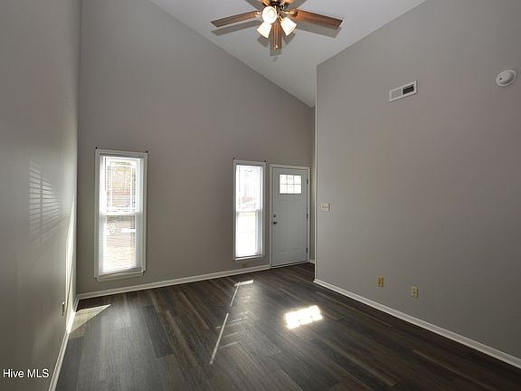 3rd image of 204 Tamarack Ct
