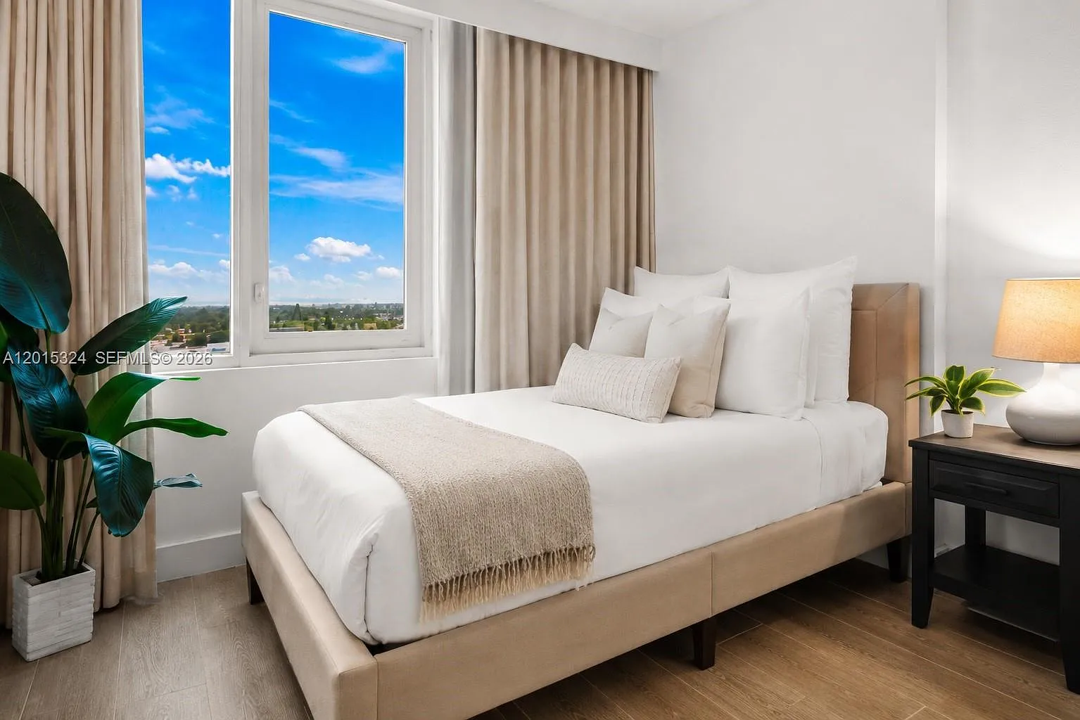 Roney Palace Condo — Photo 2