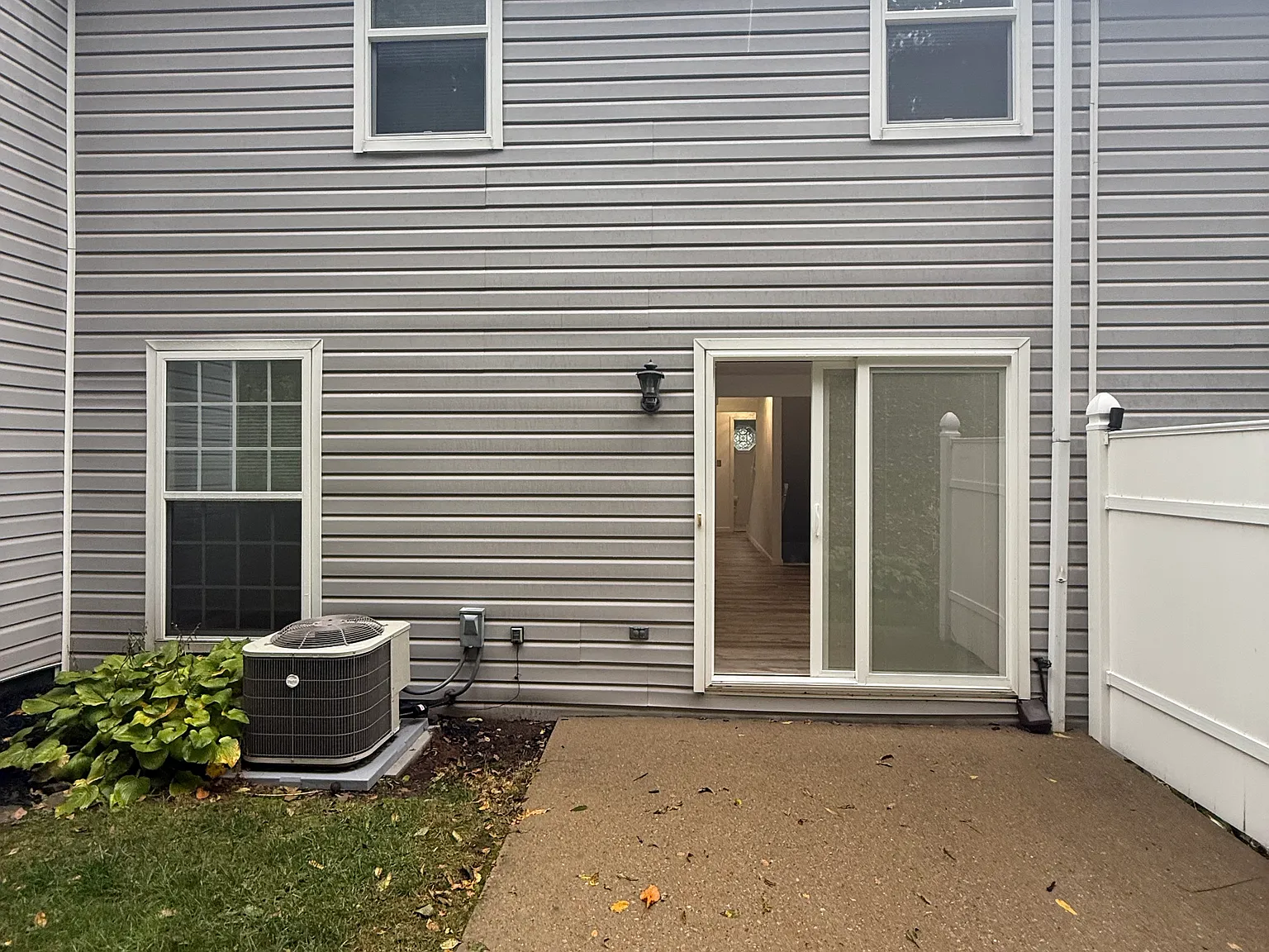 3 bed, 2.5 bath, 1294 sqft, $2,000 — Photo 2