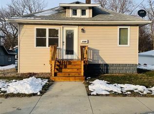 1130 Maple Dr, Mason City, IA 50401