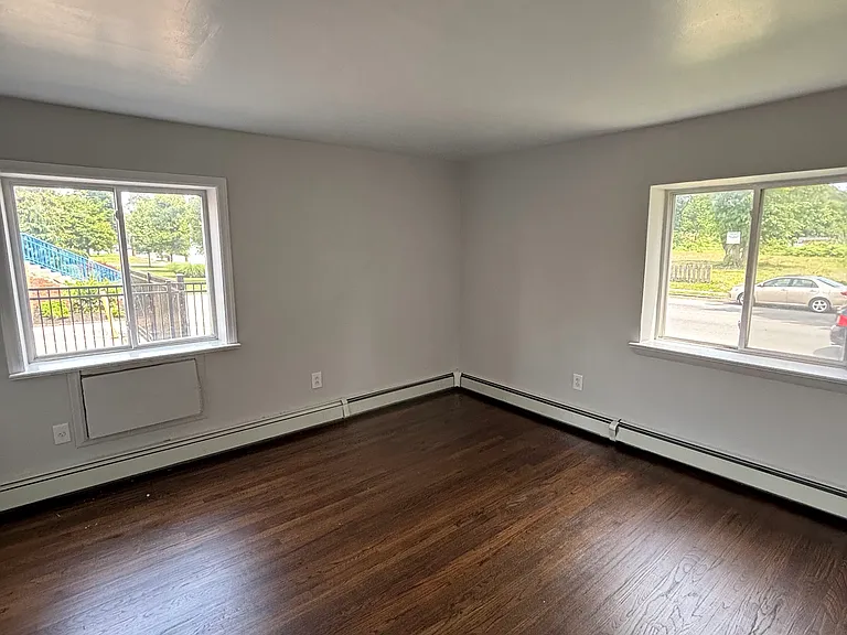 534 W 7th St #1B — Photo 3