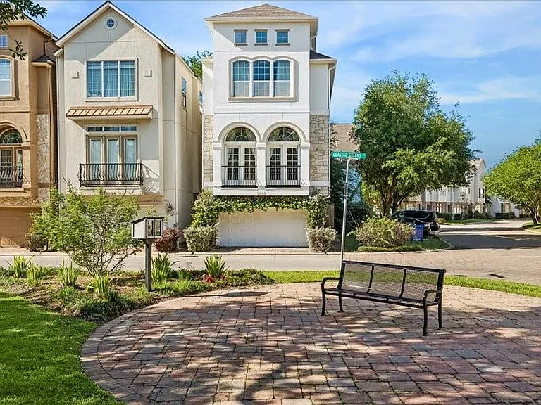 2602 Coastal Greens Dr — Photo 1