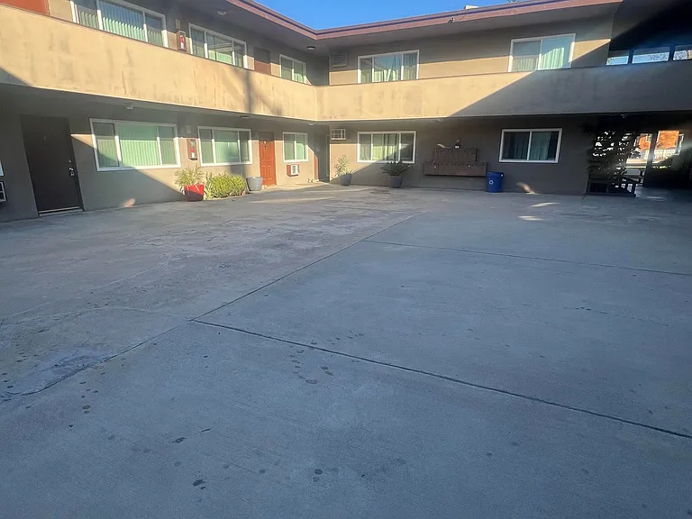 508 S Victoria Ave — Photo 4