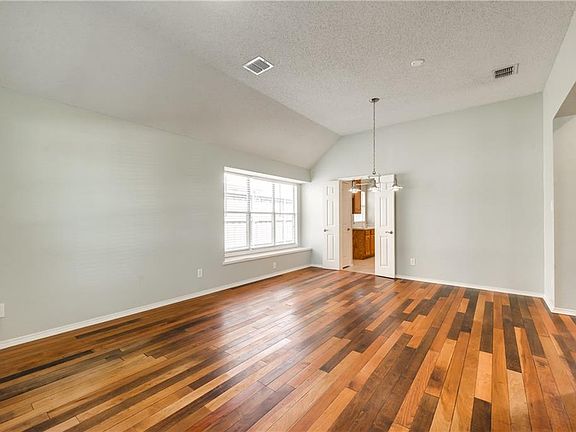 3rd image of 1347 Edmonton Dr