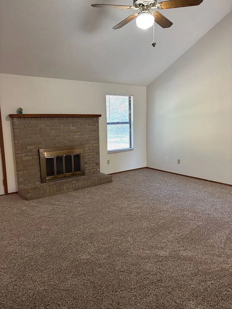 Three bedroom, two car garage ranch home with new paint and carpeting located in SW Springfield. — Photo 4