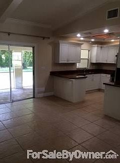 Kitchen/Dining overlooking Patio : Dining overlooks screened-in porch and private fenced in back yar