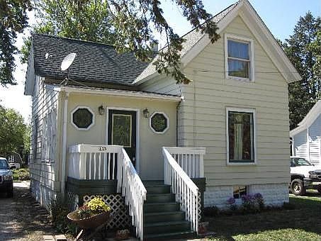 2nd image of 233 N May St