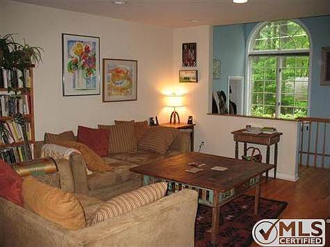 5th image of 10 Esopus Ave
