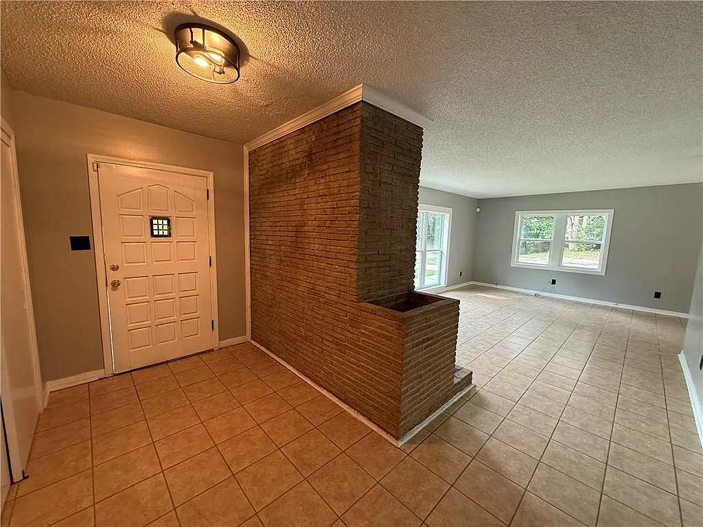 3 bed, 1.0 bath, 1505 sqft, $1,350 — Photo 3