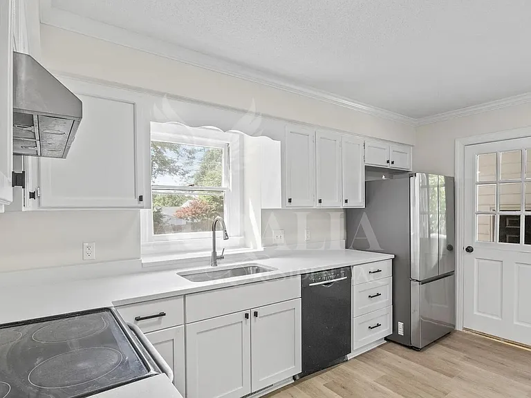 623 Elmwood Ct — Photo 10