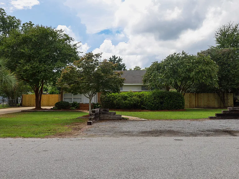 1808 W Higgins St — Photo 14