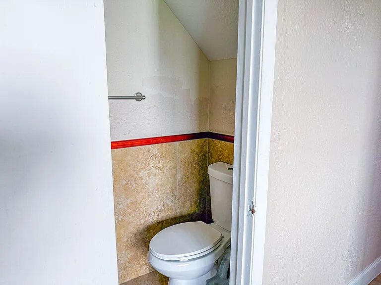 633 NE 2nd Ave #15 — Photo 7
