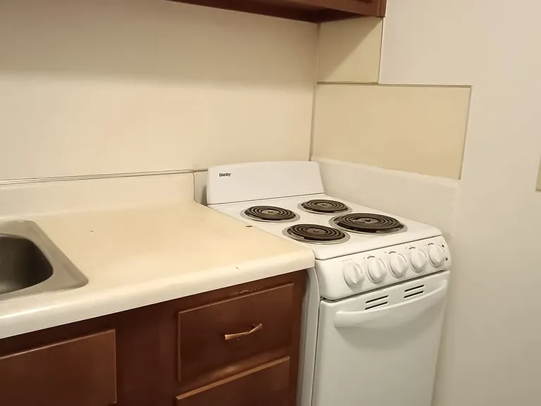 Blackstone Apartments — Photo 11