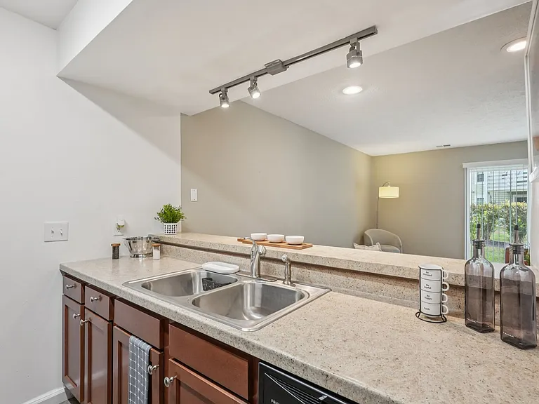 Pier 39 Apartments & Townhomes — Photo 41