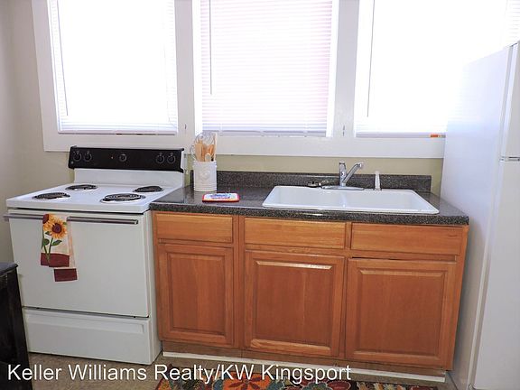 5th image of 305 Montgomery St APT 1