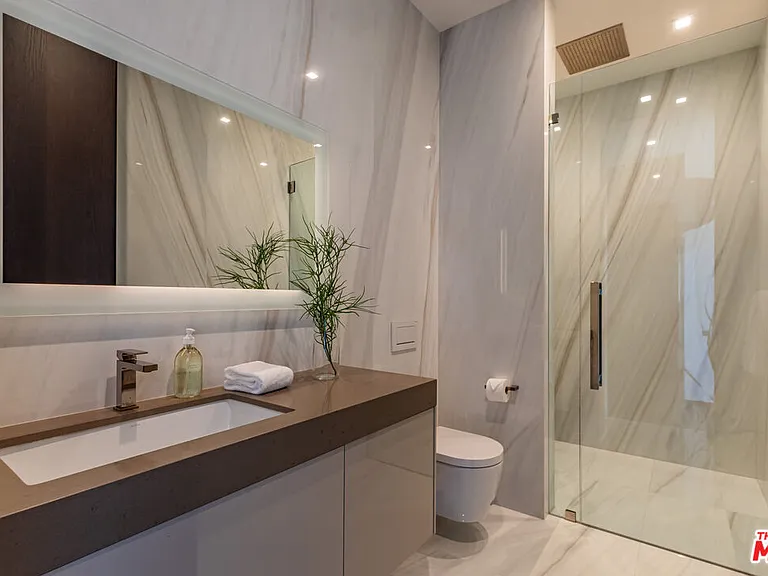 9364 Beverly Crest Dr — Photo 16