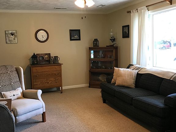 3rd image of 410 Hughes St
