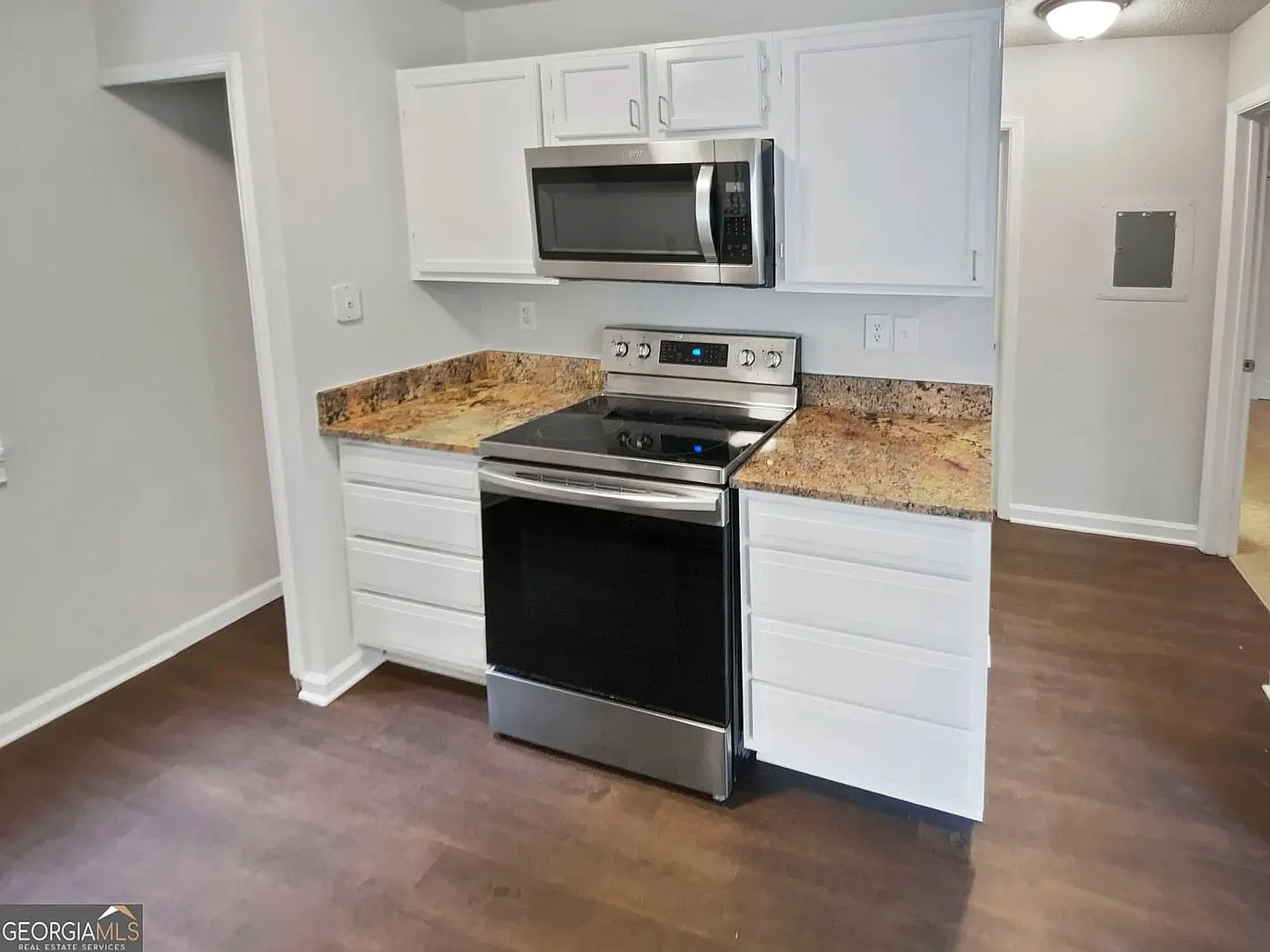 Room in 2 Bedroom Home at Cypress Pointe St — Photo 3