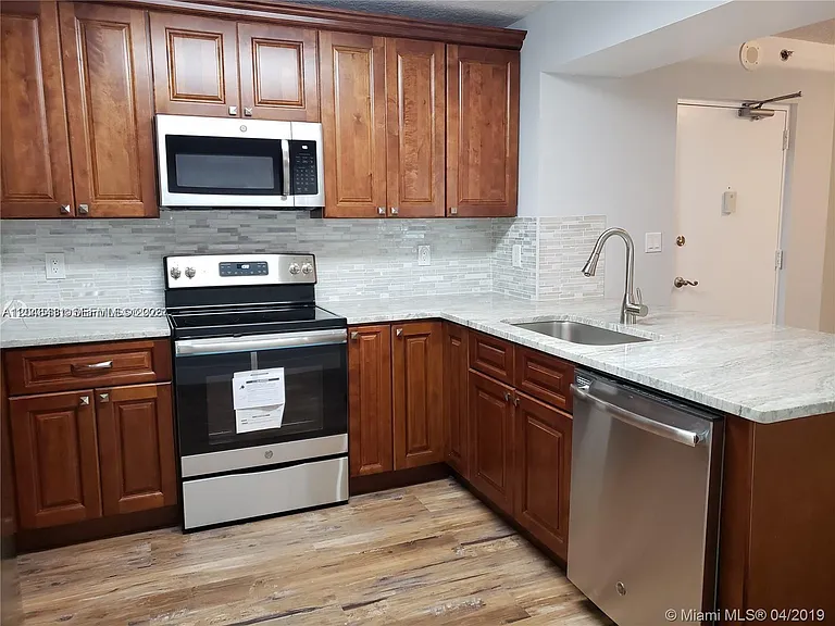 104 SW 9th St #304 — Photo 6