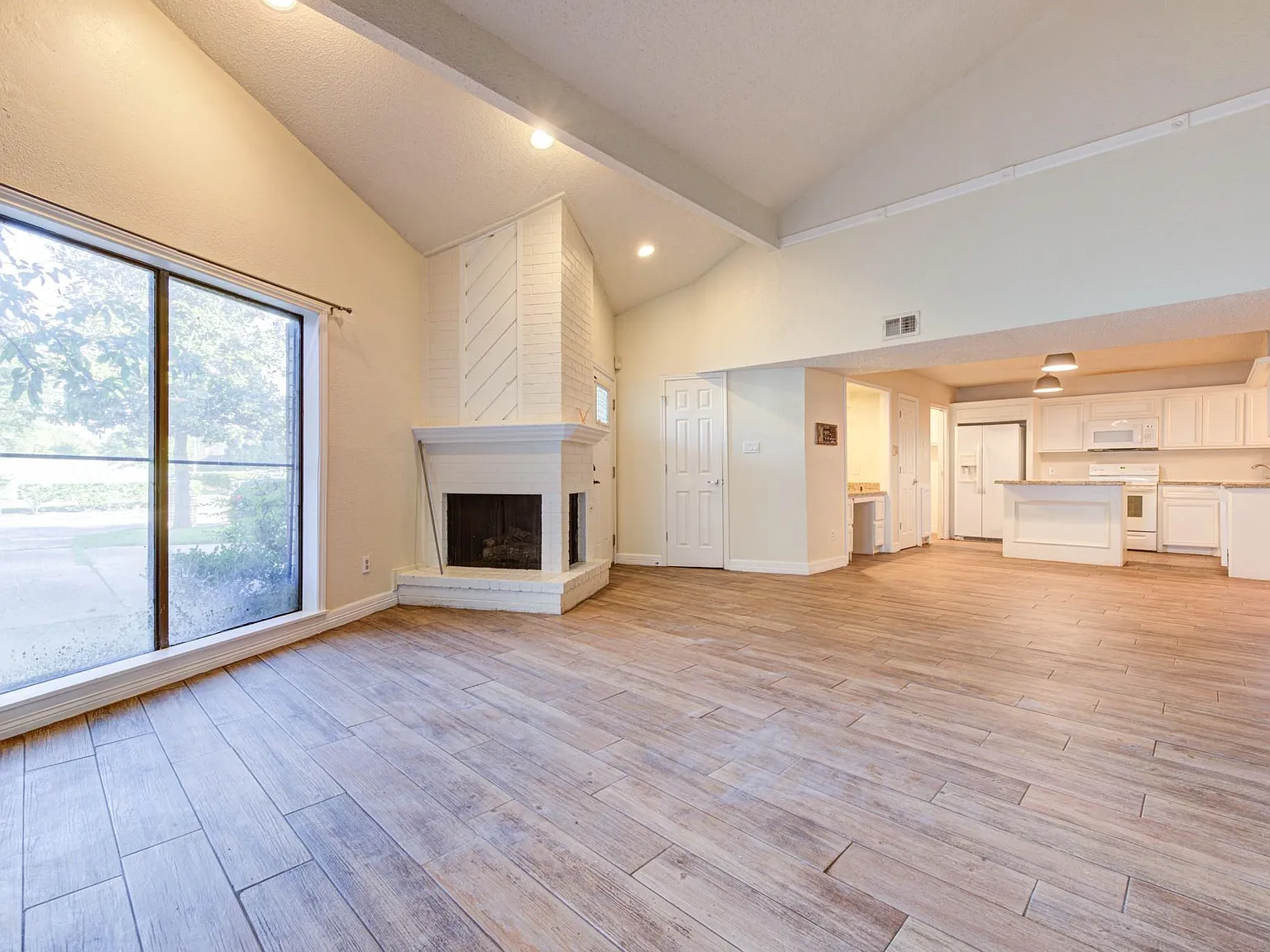 3 bed, 2.0 bath, $2,300 — Photo 4