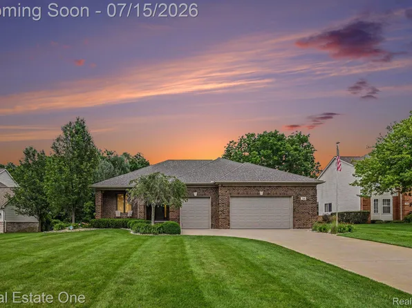 720 Scott Dr, Highland, MI 48356