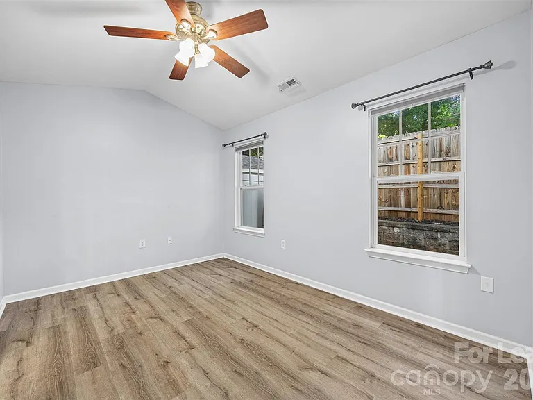 2052 Shady Pond Dr — Photo 16