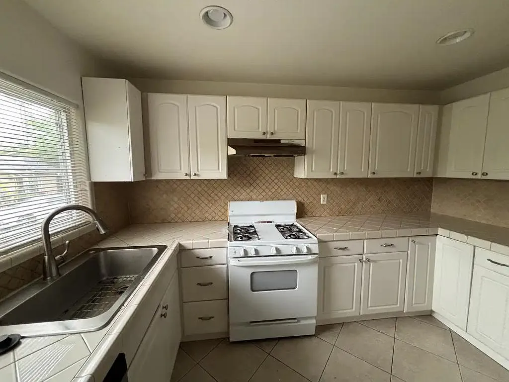 210 Goetting Way — Photo 3