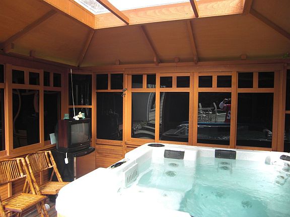 Gazebo/Hot Tub/TV