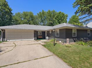 2231 Mayflower Dr, Aurora, IL 60506