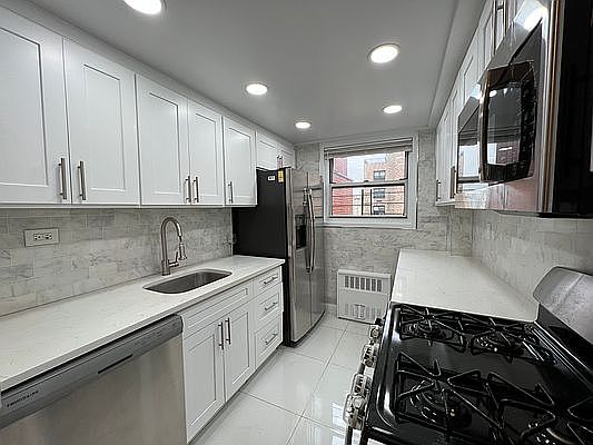5th image of 250 E 73rd St APT 21c
