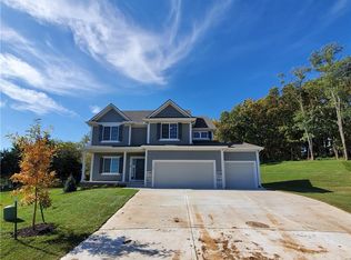 1301 NE Woods Edge Cir, Lees Summit, MO 64064