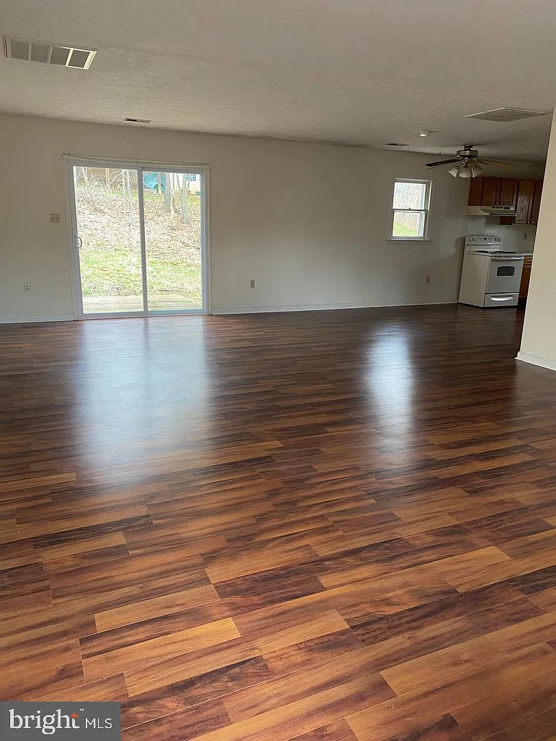 3 bed, 2.0 bath, 1399 sqft, $2,000 — Photo 2