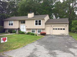34 Chestnut Hill Sq, Groton, CT 06340
