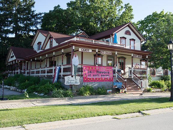 3rd image of 211 W Railroad Ave