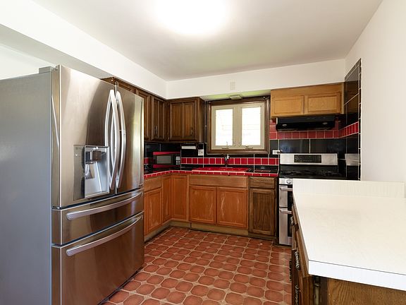 4th image of 15236 Linden Dr