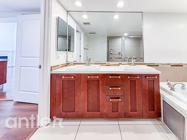 1241 S Sherbourne Dr #GPH4 — Photo 25
