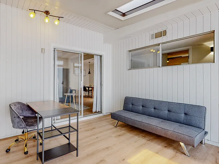 Remodeled / Fully Loaded / Furnished 2 Bed / 2 Bath in Uptown — Photo 4