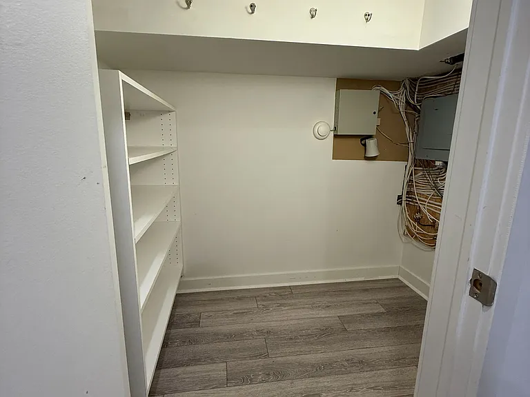 492 King St E — Photo 9
